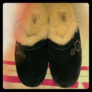 Ugg size 6 super comfy slip-ons A-4